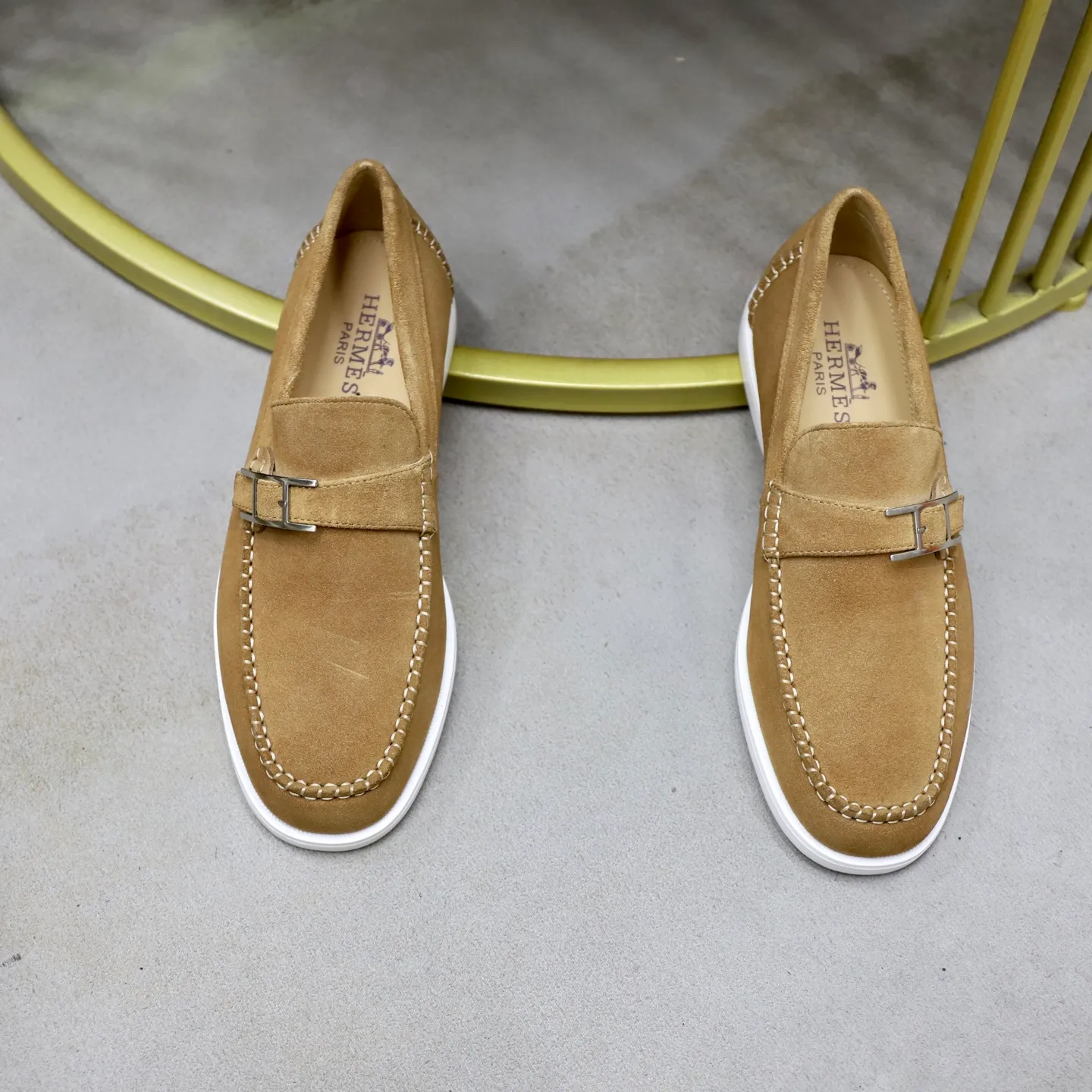 Ex-factory price: 540💰Hermès/Hermès slip-on men's shoes. This shoe is made of imported cow suede leather, with simple and smooth lines, and a 3CM rubber foam ultra-light sole combined with aerodynamic design! Youthful and fashionable, H button decoration, contrasting leather embellishment on the heel, calf lining to gently wrap your feet, with embossed logo cowhide feet, leather rock strips, casual and urban style, highlighting youthful vitality, sports and leisure version, super versatile Size number: 38-39-40-41-42-43-44 Standard leather shoe size (45 can be customized but does not support returns)